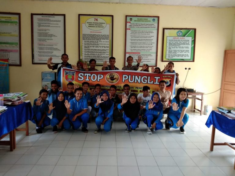 Sosialisasi Saber Pungli, Bhabinkamtibmas Negeri Sahulau di Sekolah SMK Teluk Elpaputih