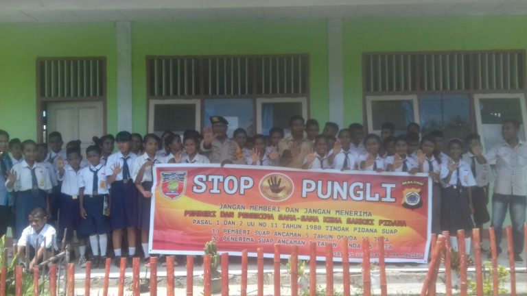 Sosialisasi Saber Pungli Bhabinkamtibmas Desa Seti di Sekolah SMP 4 Seram Utara Timur Seti