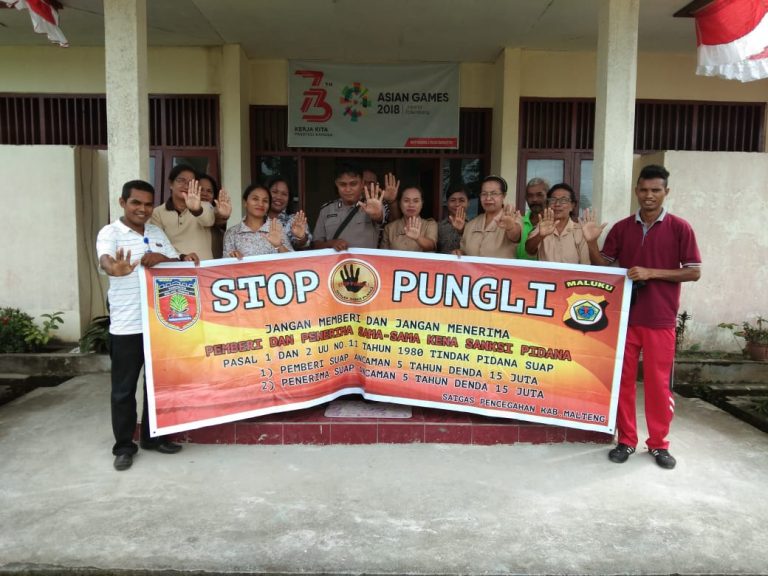 Sosialisasi Saber Pungli, Bhabinkamtibmas Desa Liang di Sekolah SMP Negeri 1 Kecamatan Teluk Elpaputih