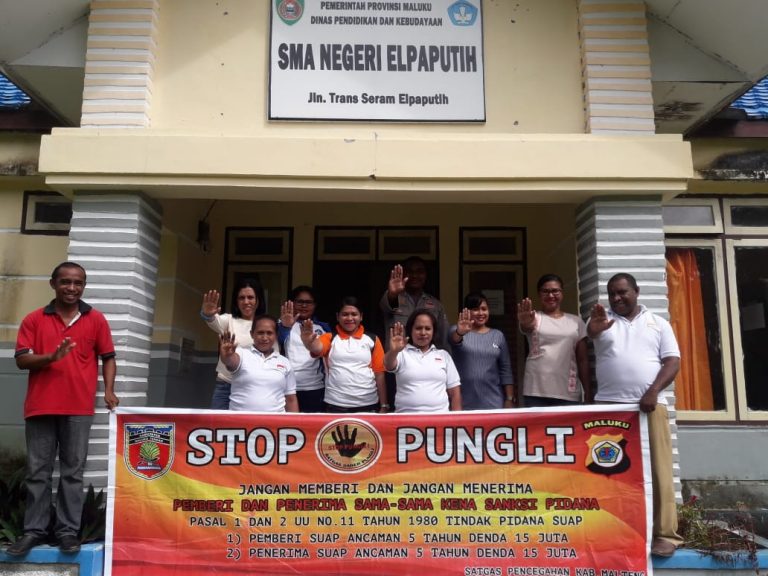 Sosialisasi Saber Pungli, Bhabinkamtibmas Negeri Elpaputih di Sekolah SMA Negeri 1 Elpaputih
