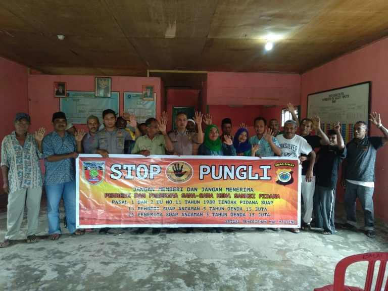 Sosialisasi Saber Pungli, Personil Polsek Tehoru di Kantor Camat Negeri Yaputih Kecamatan Tehoru