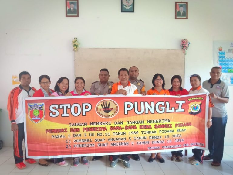 Sosialisasi Saber Pungli, Personil Polsek Kota Masohi di SMA Negeri 1 Masohi
