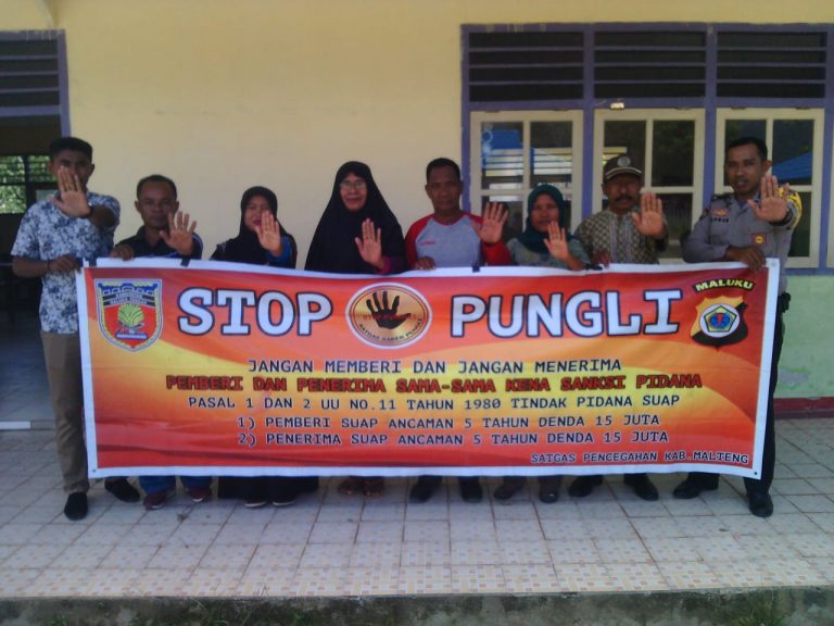 Sosialisasi Saber Pungli, Bhabinkamtias Desa Adm Besi di Sekolah MA LD Desa Adm Besi Kecamatan Seram Utara
