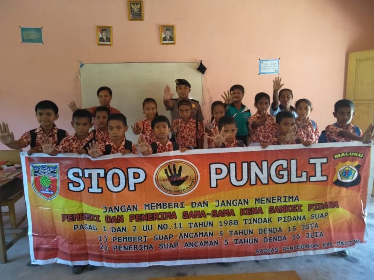 Sosialisasi Saber Pungli, Bhabinkamtibmas Negeri Wasia di Sekolah SD Kristen Wasi-Sanahu