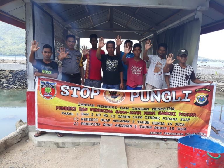 Sosialisasi Saber Pungli, Personil Polsek P. P Banda Neira di Jembatan Penyebrangan Desa Boiyauw