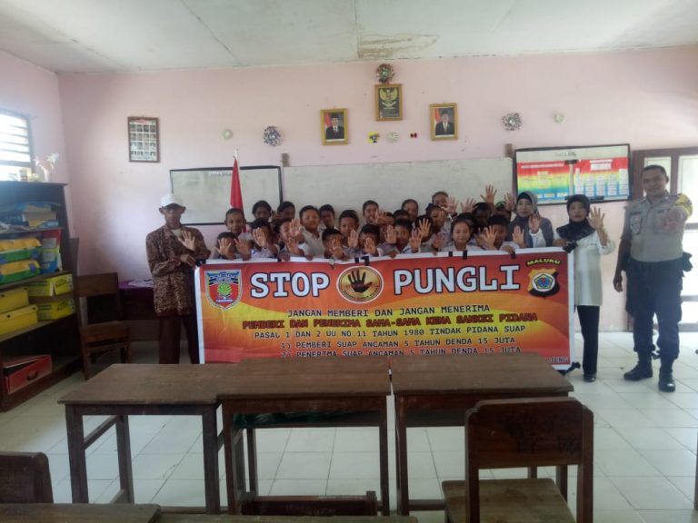 Sosialisasi Saber Pungli, Bhabinkamtibmas Waiasih di Sekolah SD Inpres Samal Kecamatan Seram Utara Timur Kobi