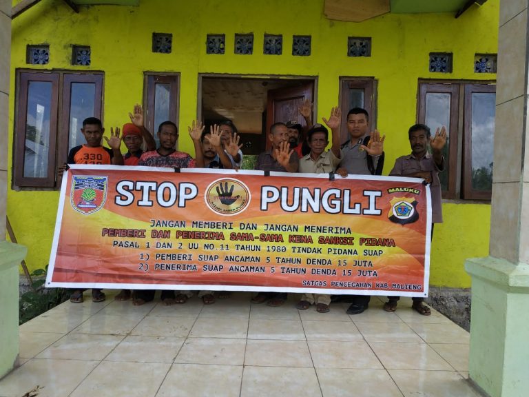 Sosialisasi Saber Pungli, Bhabinkamtibmas Desa Air Besar di Kantor Negeri Solea Kecamatan Seram Utara