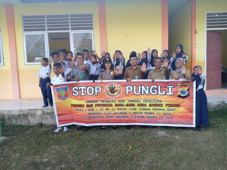Sosialisasi Saber Pungli, Bhabinkamtibmas Desa Wahai di Sekolah Sanawiah SMP Negeri 3 Seram Utara