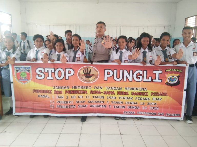 Sosialisasi Tim Satgas Saber Pungli Kabupaten Maluku Tengah di Sekolah SMA Kristen Haruru Kecamatan Amahai