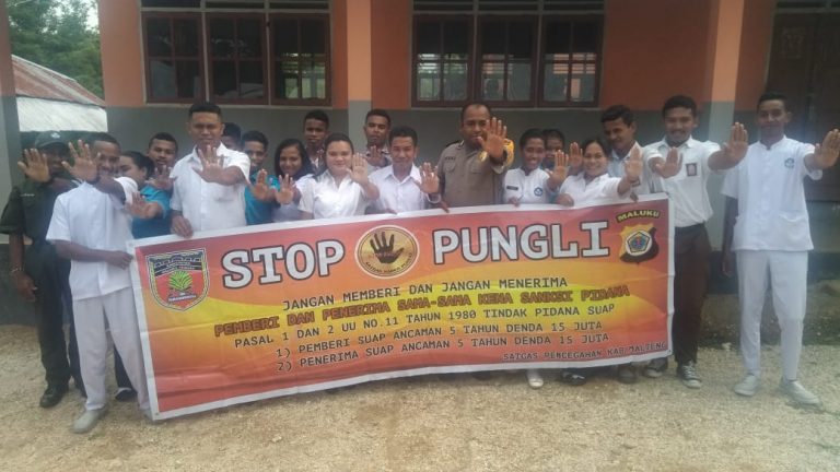 Sosialisasi Saber Pungli, Bhabinkamtimas Kelurahan Namaelo di Sekolah SMK Pamahanunusa