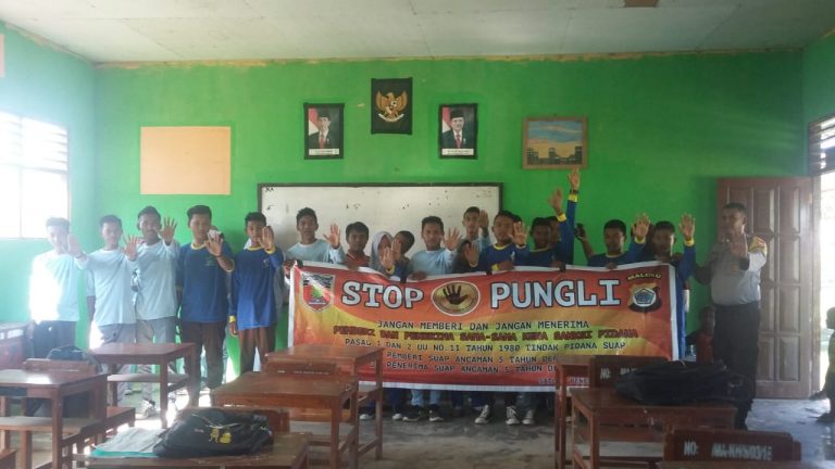 Sosialisasi Saber Pungli, Bhabinkamtibmas Desa Samal di Sekolah MA NURUL HUDA Kematan Seram Utara