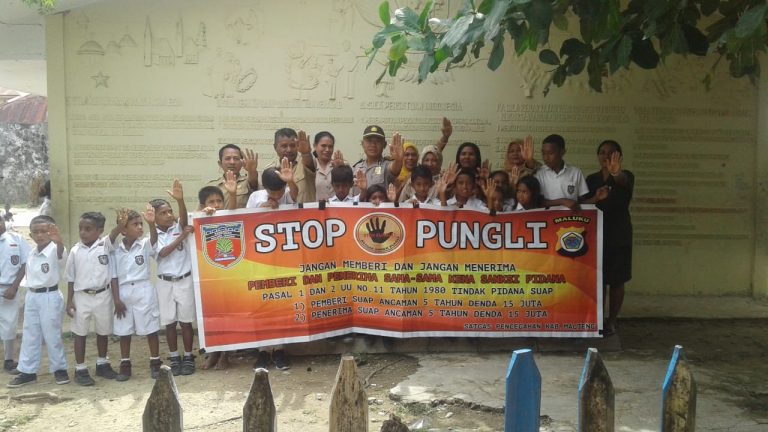 Sosialisasi Saber Pungli, Kanit Binmas Polsek Seram Utara di Sekolah SD Inpres 1 Wahai