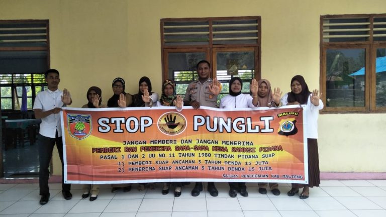 Sosialisasi Saber Pungli, Bhabinkamtibmas Negeri Wolu di Sekolah SD Negeri Wolu Kecamatan Telutih