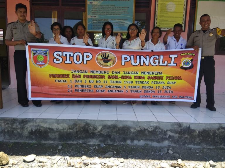 Sosialisasi Saber Pungli, Personil Polsek TNS/Waipia di Sekolah SD  Inpres Rumday Kecamatan TNS/Waipia