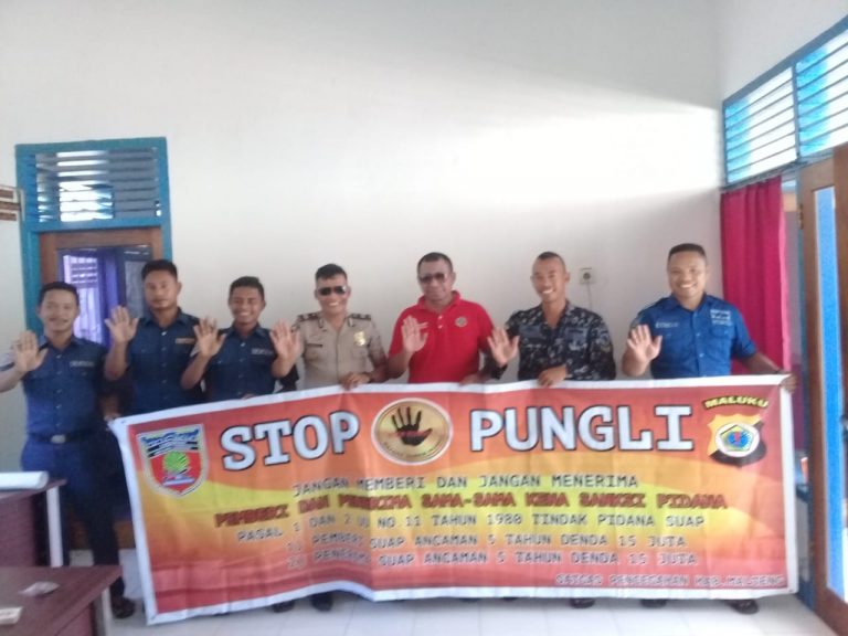 Sosialisasi Saber Pungli, Kanit Binmas Polsek P. P Banda Naira di Kantor Syabandar Pelabuhan Banda Naira