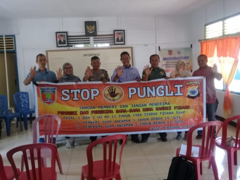 Sosialisasi Saber Pungli, Kanit Binmas Polsek P. P Banda Naira di Balai Desa Dwi Warna