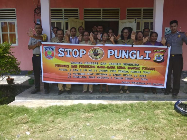 Sosialisasi Saber Pungli, Personil Polsek TNS/Waipia di Sekolah SMP Negeri 5 Kecamatan TNS/Waipia