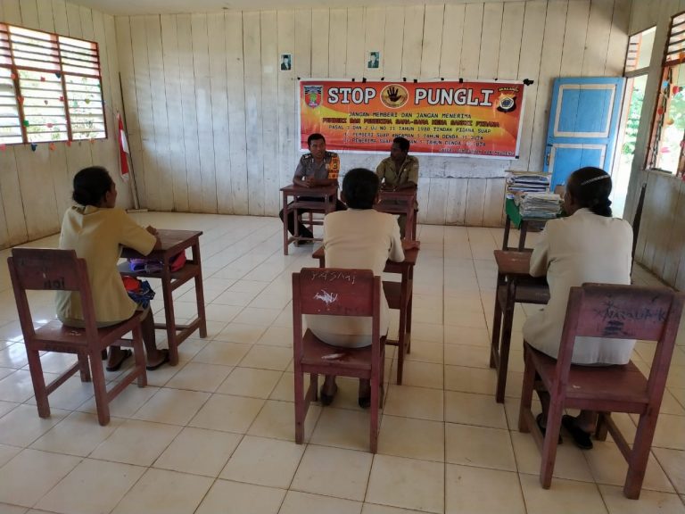 Sosialisasi Saber Pungli, Bhabinkamtibmas Desa Air Besar di Sekolah SD Negeri Solea Kecamatan Seram Utara