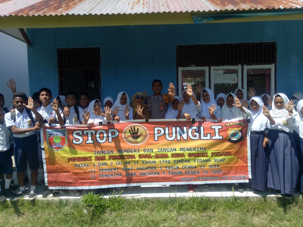 Sosialisasi Saber Pungli, Bhabinkamtibmas Desa Pasahari di Sekolah SMP Negeri 5 SATAP Kecamatan Seram Utara