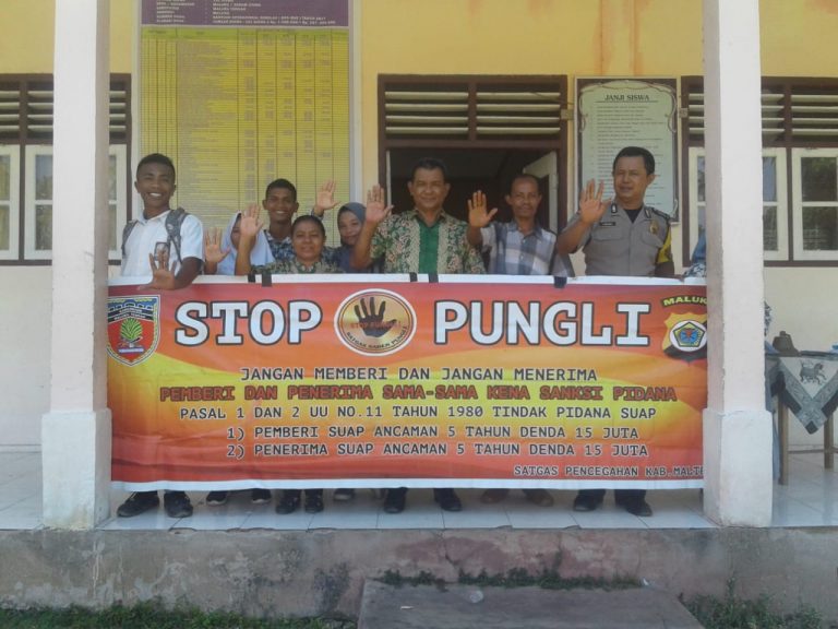 Sosialisasi Saber Pungli, Bhabinkamtibmas ADM Desa Malaku di Sekolah SMA Negeri 2 Wahai Kecamatan Seram Utara