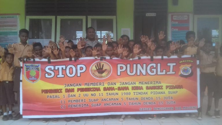 Sosialisasi Saber Pungli, Bhabinkamtibmas Desa Seti  di Sekolah SD YPPK Kecamatan Seram Utara Timur Seti