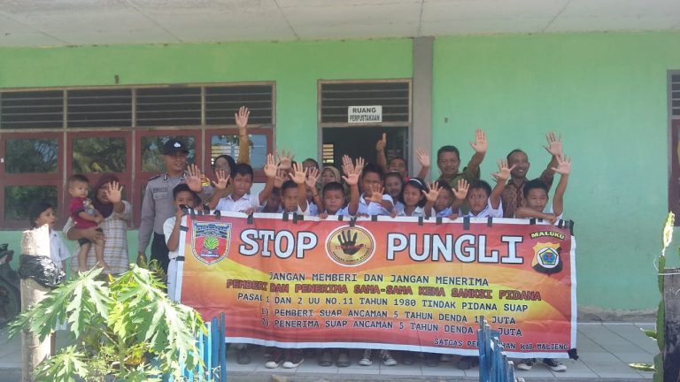 Sosialisasi Saber Pungli, Bhabinkamtibmas Desa Samal di Sekolah SD Inpres Samal Kecamatan Seram Utara