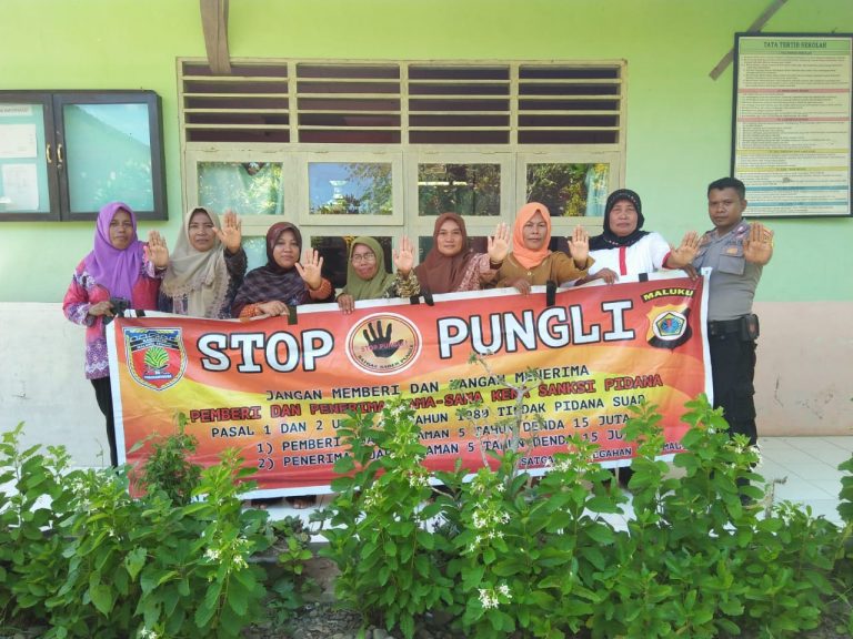Sosialisasi Saber Pungli, Bhabinkamtibmas Negeri Aketernate di Sekolah Inpres Desa Tanah Merah Kecamatan Seram Utara Timur Seti
