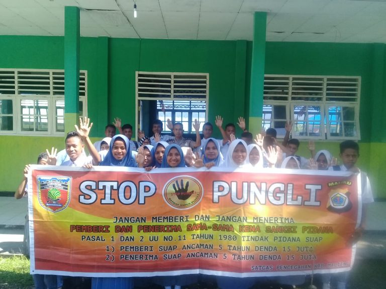 Sosialisasi Saber Pungli, Kanit Binmas Polsek Tehoru di Sekolah Madrasah Aliyah Negeri Tehoru
