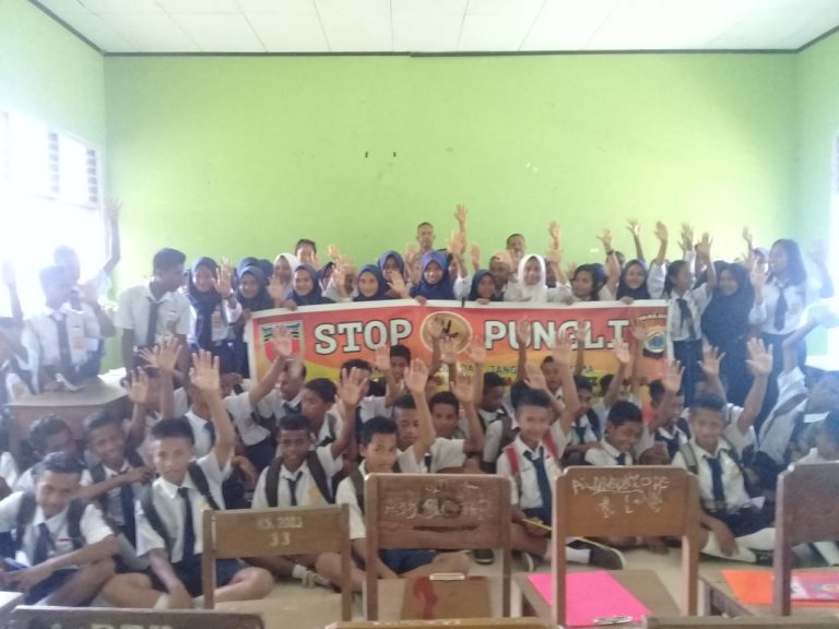 Sosialisasi Saber Pungli, Kanit Binmas Polsek Tehoru di Sekolah SMP Negeri I Kecamatan Tehoru