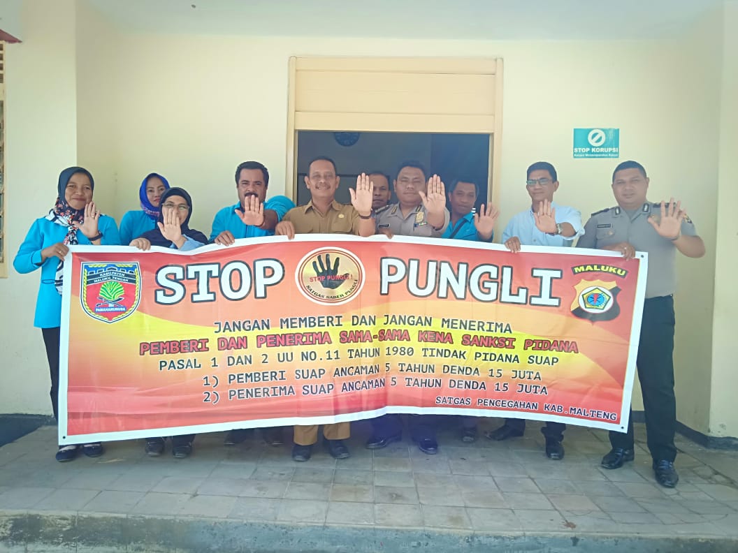 Sosialisasi Saber Pungli, Personil Polsek Kota Masohi di Kantor PDAM Kabupaten Maluku Tengah