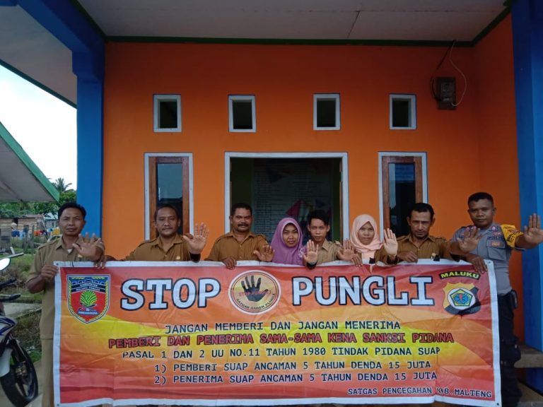 Sosialisasi Saber Pungli, Bhabinkamtibmas Desa Aketernate di Kantor Desa Waimusal Kecamatan Seram Utara Timur Seti