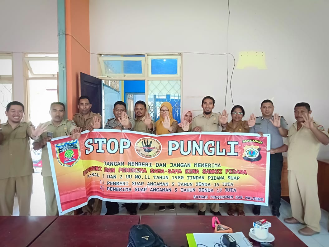 Sosialisasi Saber Pungli, Personil Polsek Kota Masohi di Kantor Dinas Pekerjaan Umum dan Penataan Ruang Kabupaten Maluku Tengah