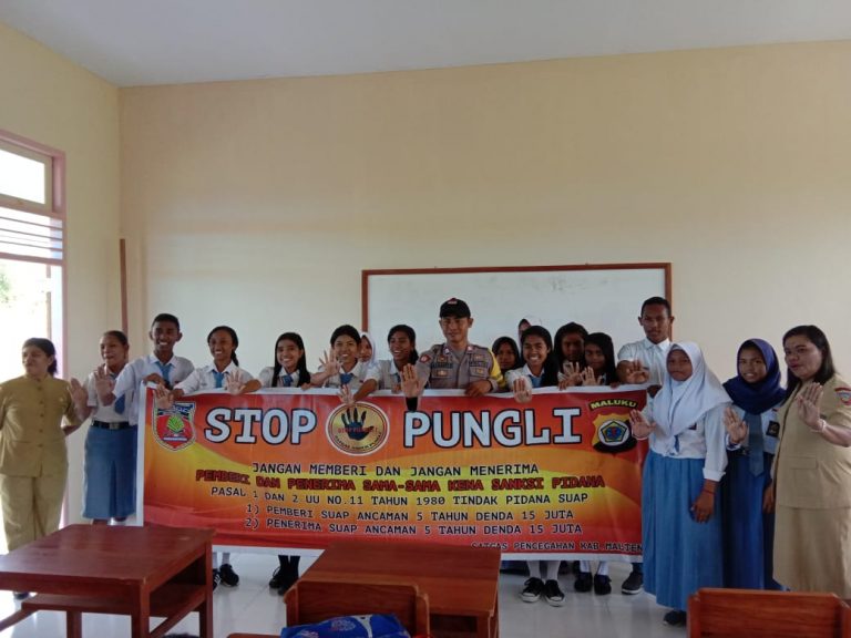 Sosialisasi Saber Pungli, Bhabinkamtibmas Desa Waraka di Sekolah SMA Negeri 3 Desa Waraka Kecamatan Teluku Elpaputih