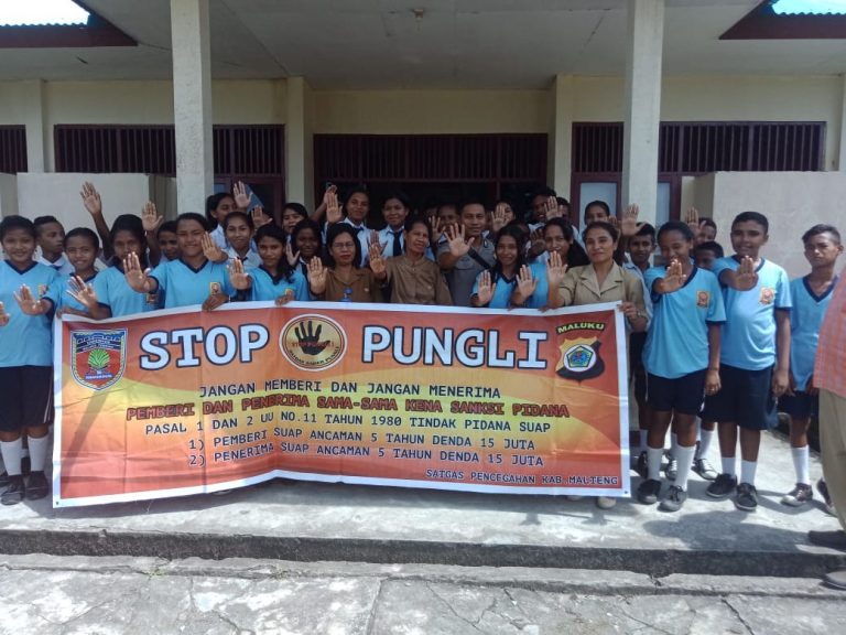 Sosialisasi Saber Pungli, Bhabinkamtibmas Desa Liang di Sekolah SMP Negeri 1 Teluk Elpaputih Desa Liang
