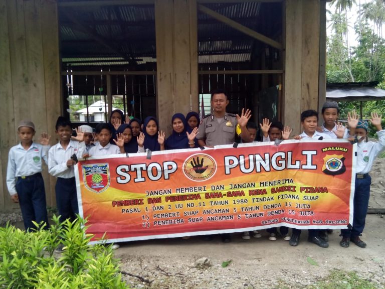 Sosialisasi Saber Pungli, Bhabunkamtibmas Desa Adm Malaku di Sekolah MTS- Amin Malaku Kecamatan Seram Utara