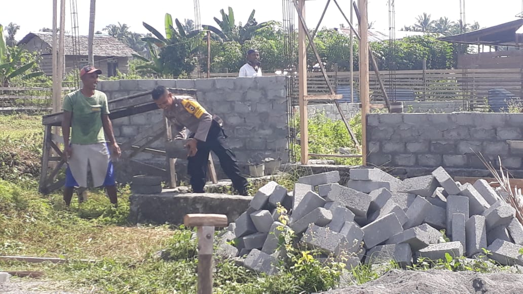 Bhabinkamtibmas Polsek Teluk Elpaputih, Polres Maluku Tengah turun tangan bantu membangun Rumah Masyarakat