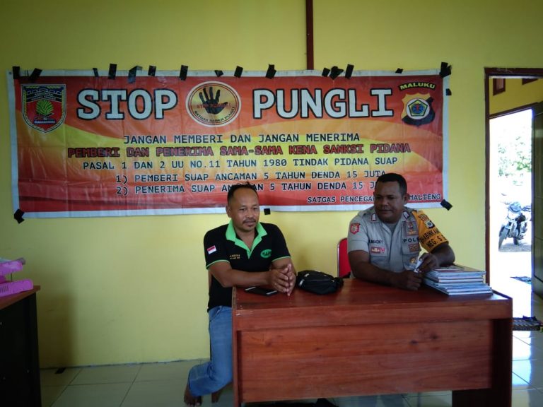 Sosialisasi Saber Pungli, Bhabinkamtibmas Desa Seti di Kantor Desa Namto Kecamatan Seram Utara Timur Seti