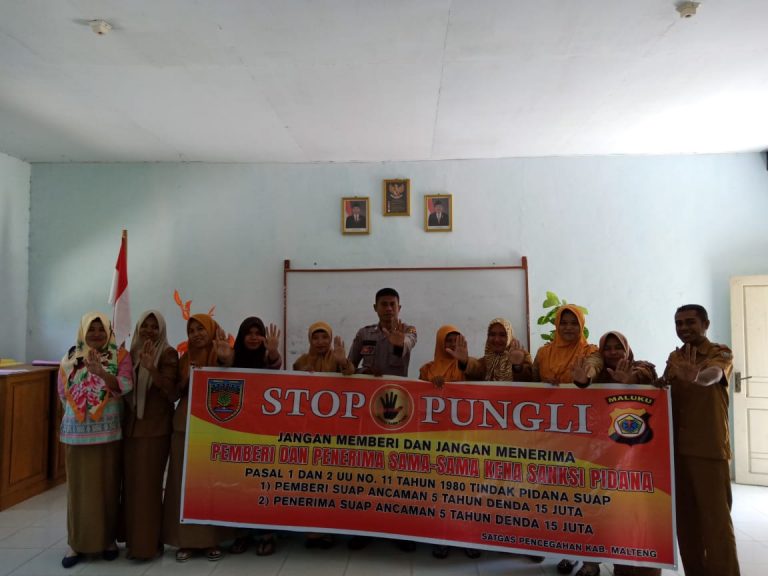 Sosialisasi Saber Pungli, Kanit Binmas Polsek Amahai di Sekolah SMA Negeri 4 Amahai Negeri Administrtif Yainuelo