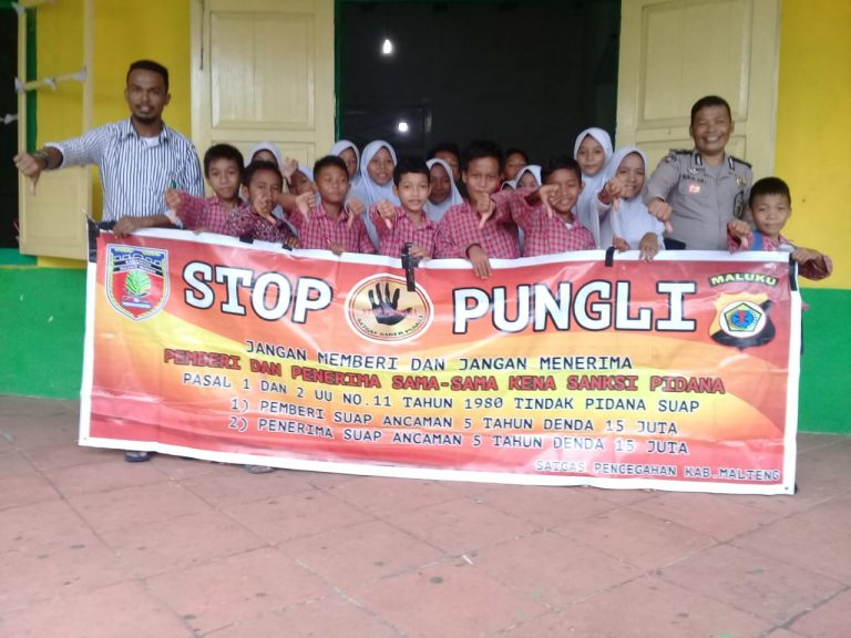 Sosialisasi Saber Pungli, Kanit Binmas Polsek P.P Banda Neira di Sekolah Madrasah Ibti Daya(MI) Al-Hilaal