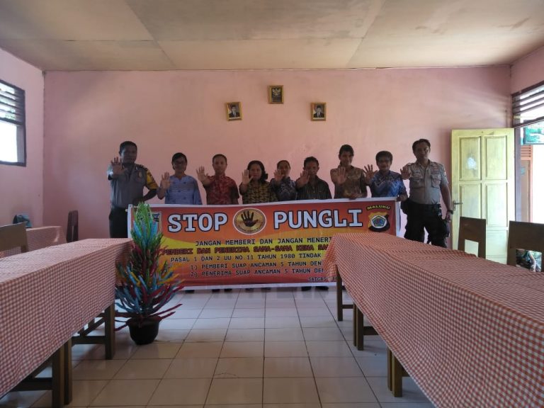 Sosialisasi Saber Pungli, Personil Polsek Teluk Elpaputih di Sekolah SD Kristen Wasia Sanahu