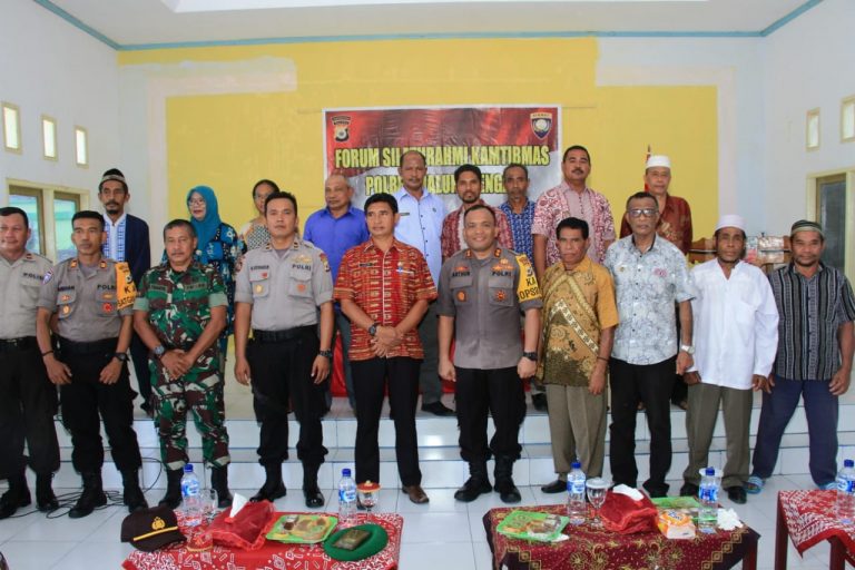 Kapolres Maluku Tengah melaksanakan Silaturahmi Kamtibmas dan Bakti Sosial di Kecamatan Tehoru