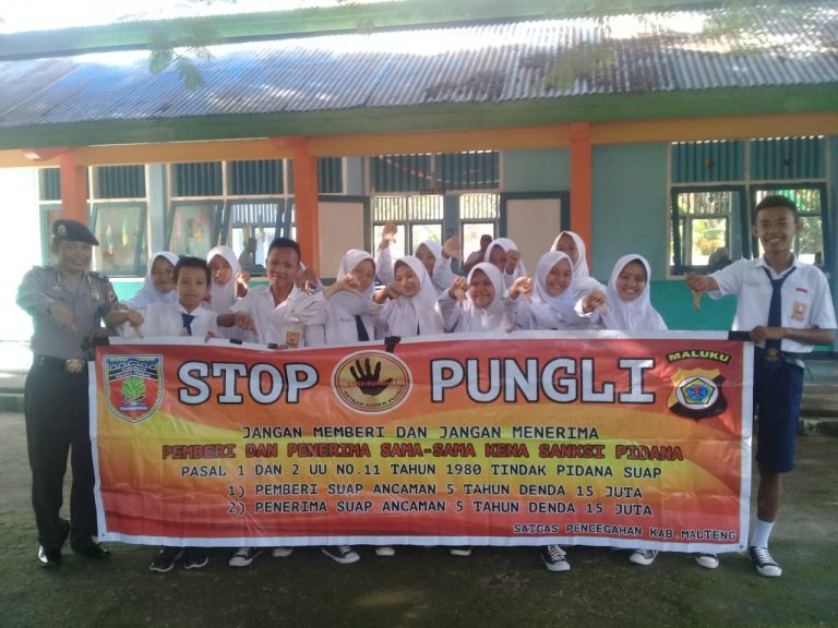 Sosialisasi Saber Pungli, Kanit Binmas Polsek P.P Banda Neira di Sekolah SMP Negeri 1 Banda