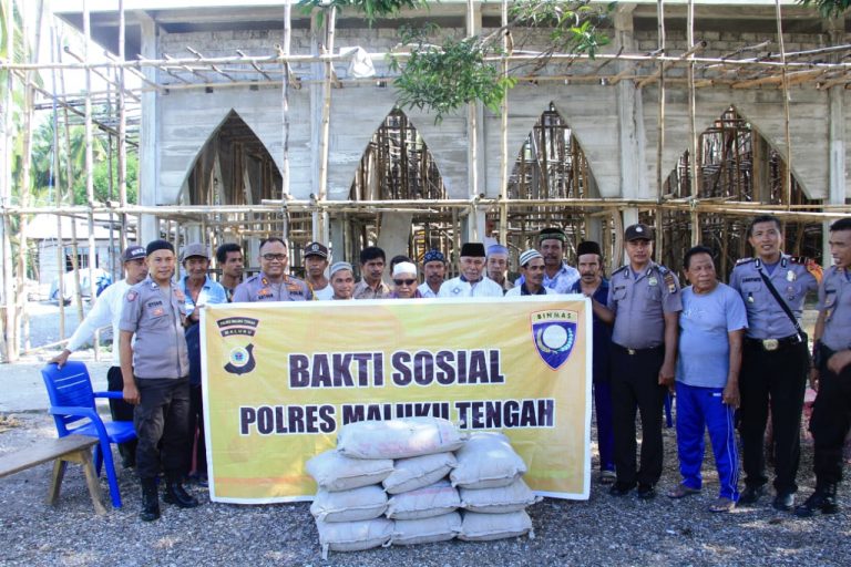 Silaturahmi Kamtibmas dan Bakti Sosial Kapolres Maluku Tengah di Kecamatan Seram Utara Barat