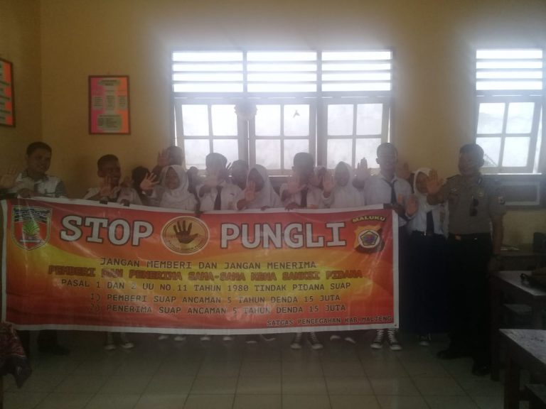 Sosialisasi Saber Pungli, Kanit Binmas Polsek P.P Banda Neira di Sekolah SMP PGRI Banda