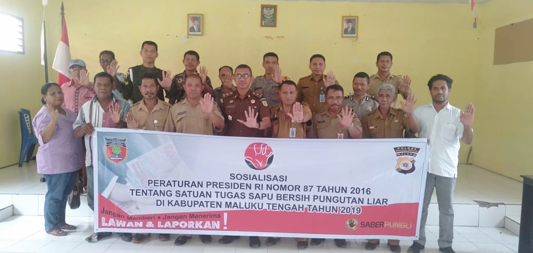 Sosialisasi Saber Pungli, Tim Satgas Saber Pungli Kabupaten Maluku Tengah di Kantor Camat TNS/Waipia