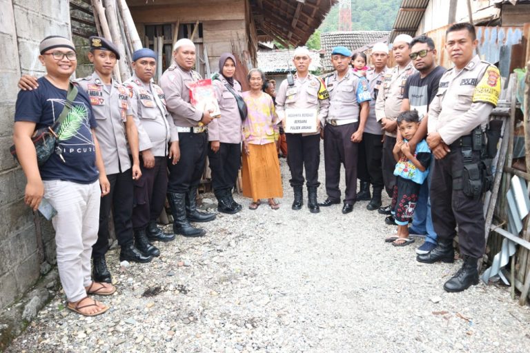 Polsek Amahai, Polres Maluku Tengah berbagi dengan Kaum Duafa