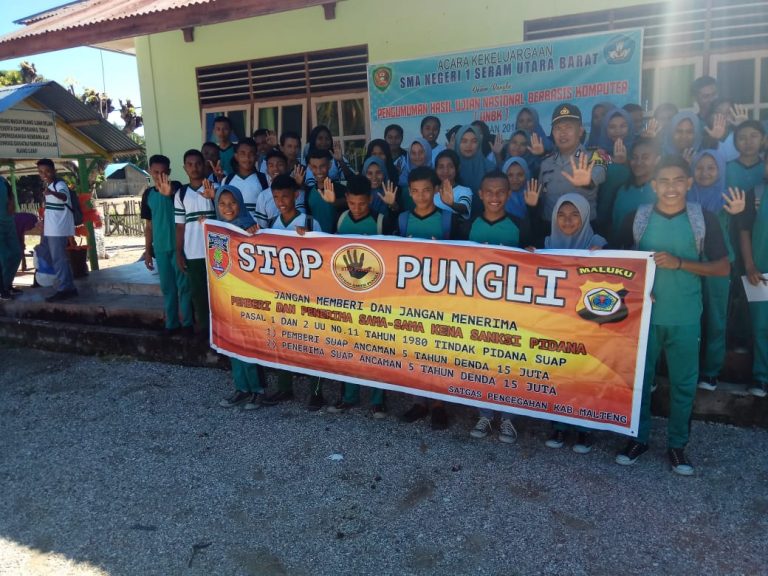 Sosialisasi Saber Pungli, Kapolsek Seram Utara Barat di Sekolah SMA Negeri I Seram Utara Barat