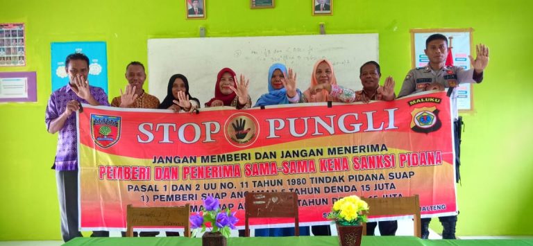 Sosialisasi Saber Pungli, Ps Kanit Binmas Polsek Amahai di Sekolah SMP Al Hilaal Negeri Adm Yainuelo Kecamatan Amahai