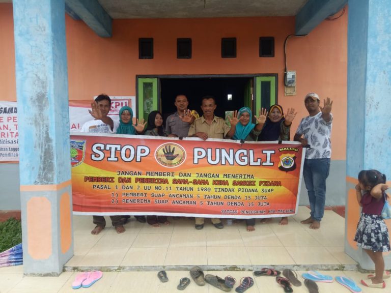 Sosialisasi Saber Pungli, Bhabinkamtibmas Adm Marasahua di Kantor Desa Adm Marasahua Kecamatan Seram Utara Timur Kobi
