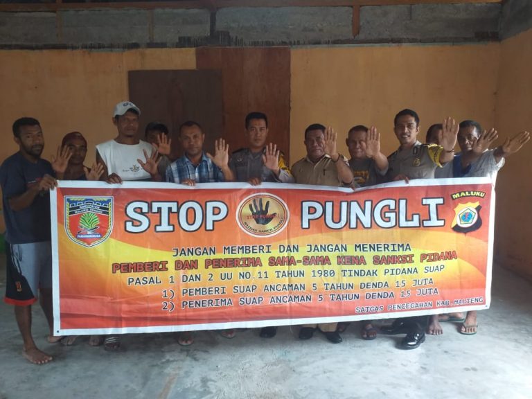 Sosialisasi Saber Pungli, Personil Polsek Tehoru di Kantor Balai Desa Negeri Hatu Kecamatan Tehoru